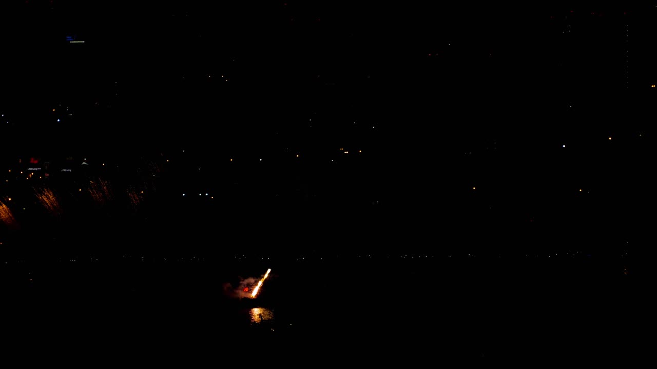 밤의 휴일 하늘에서 반이는 불꽃놀이