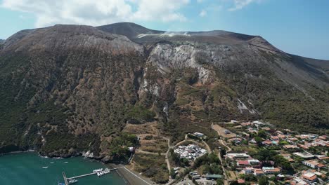 el cráter de la isla de vulcano fuma vapor amarillo en las islas eolias, sicilia, italia - antena 4k