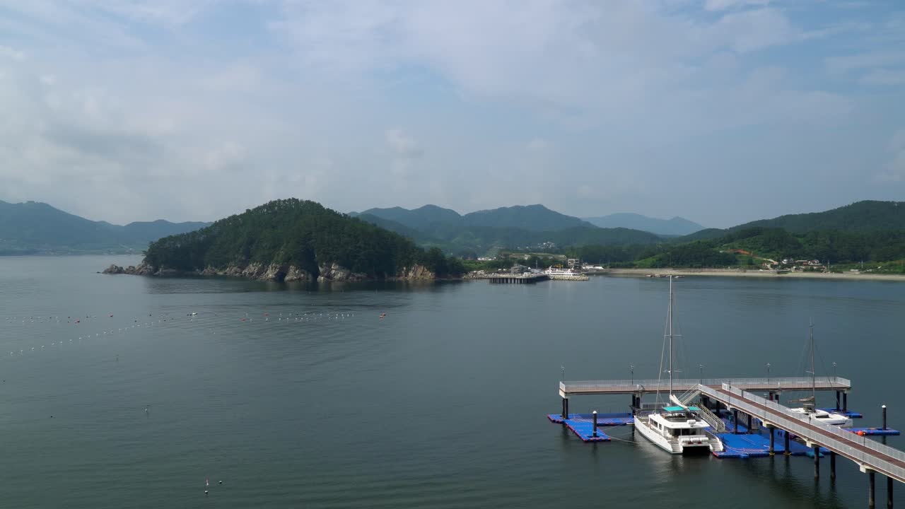 건제시의 아름다운 푸른 언덕과 잔잔한 바다 - 와이드 샷