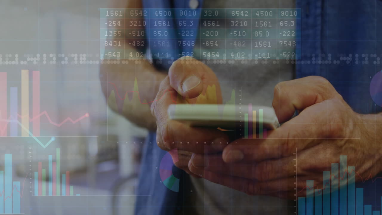animación del procesamiento de datos financieros sobre un hombre caucásico que usa un teléfono inteligente