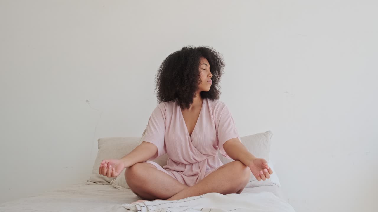 스트레칭, 휴식, 명상, 잠, 그리고 그녀의 집에서 혼자 스트레스 없는 즐거운 주말을 보내는 것.