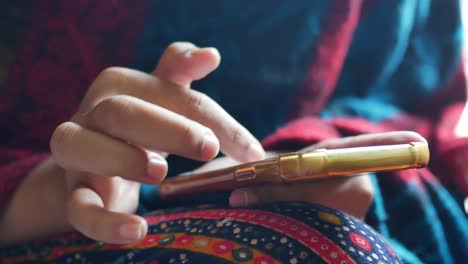 persona que utiliza un teléfono inteligente