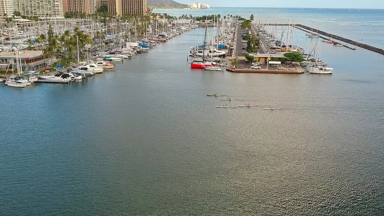 오아후의 알라와이 보트 항구로 돌아가는 카약커들의 공중 풍경