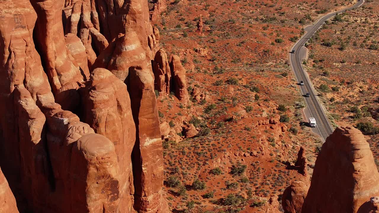 Veduta aerea di spettacolari formazioni rocciose rosse e una strada tortuosa a Moab, Utah, USA