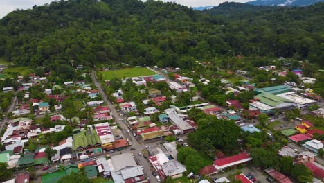 Puerto-Viejo,-Costa-Rica---18-De-Enero-De-2023:-Toma-Aérea-De-Drones-De-La-Ciudad,-Inmersa-En-La-Naturaleza-Curada