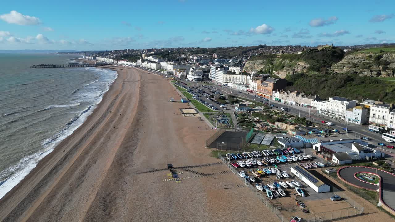 tomada aérea de un dron de hastings, reino unido, tomada de seguimiento amplio sobre la playa de hastings, el muelle de hastings y la línea costera