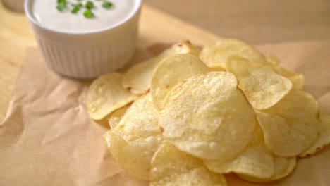 papas fritas con salsa de crema agria