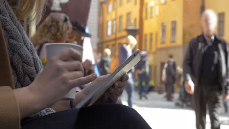 Frau-Benutzt-Tablet-PC-In-Der-Stadtstraße