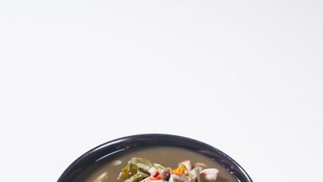 comida e-sarn tailandia, curry de champiñones, sopa de champiñones en tailandés, todos los muchos champiñones y vegetales cocinados en arco