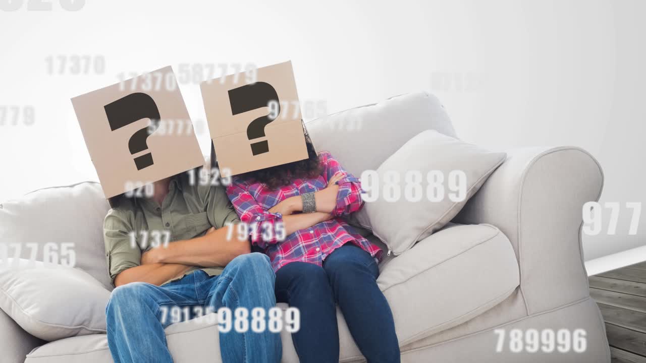 소파에 앉아 있는 백인 부부 위에 증가하는 숫자와 질문표의 애니메이션