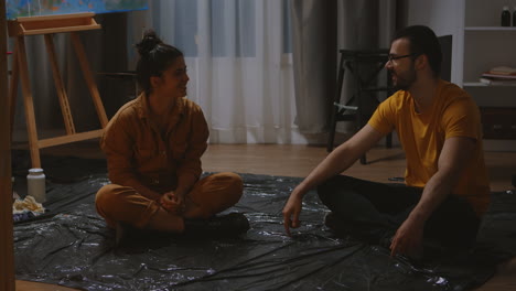una pareja de artistas.