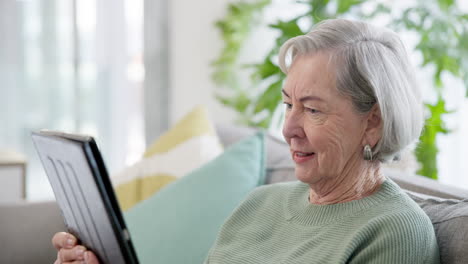 Videoanruf,-Gespräch-Und-ältere-Frau-Mit-Tablet