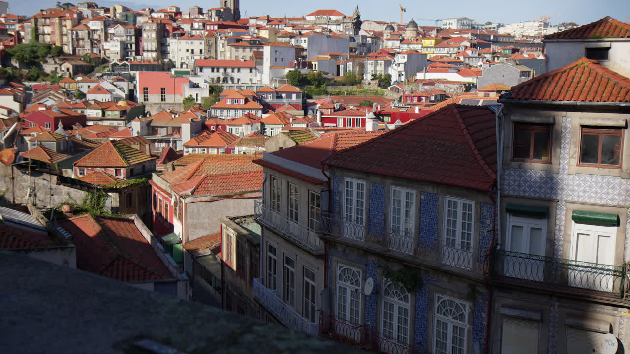 Paesaggio di tetti rossi del centro storico di Porto in Portogallo. Veduta aerea.