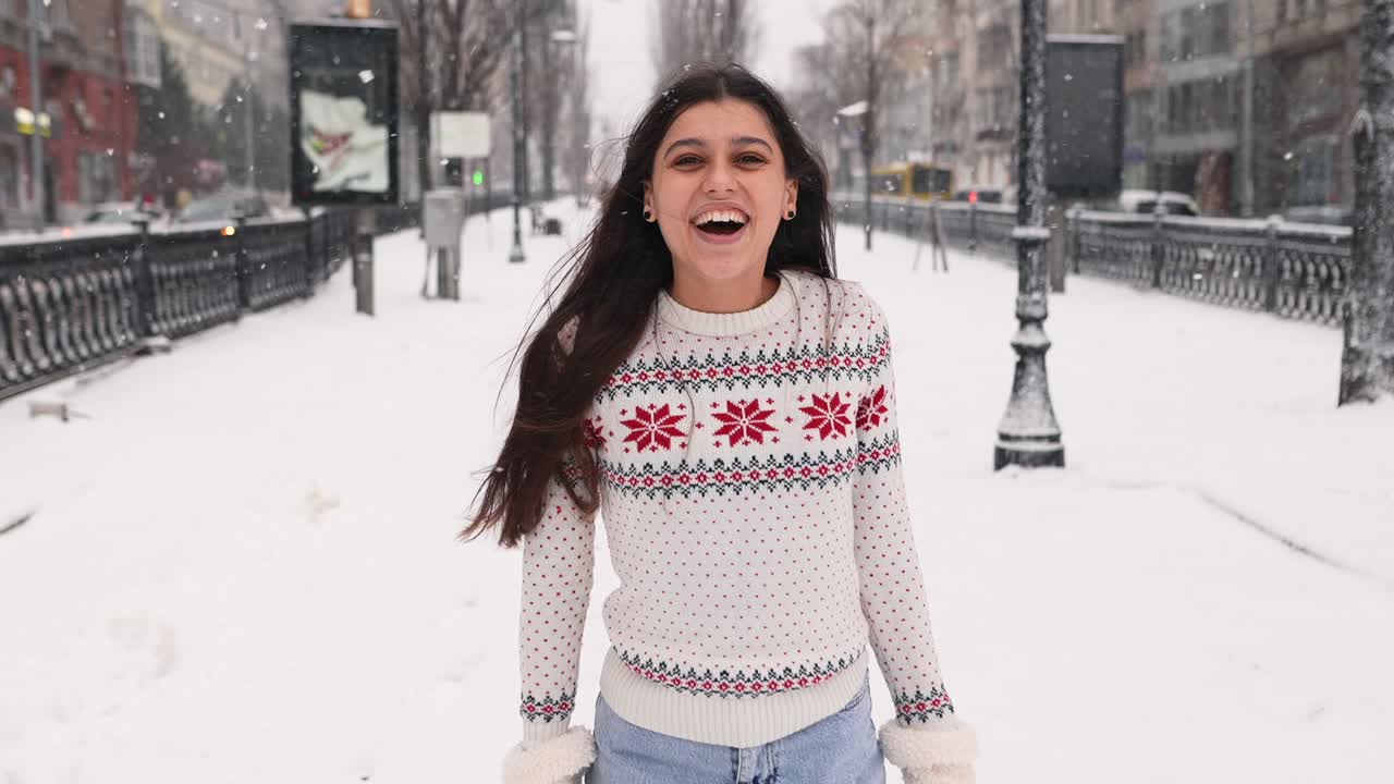 mujer disfrutando de un día de nieve en la ciudad