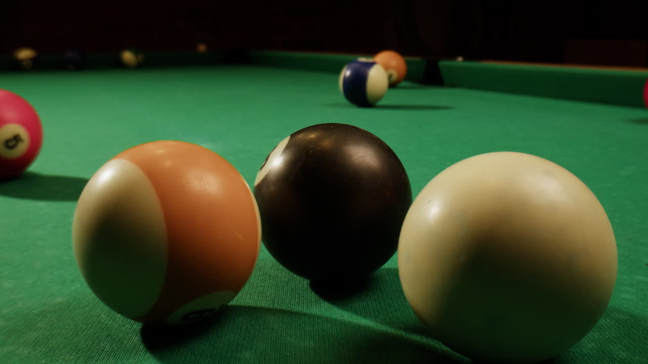 mesa de billar con bolas listas para jugar