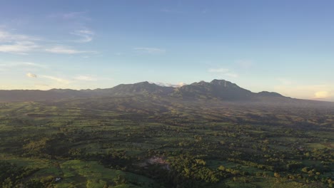 菲律賓東方尼格羅島 (negros oriental) 的風景,有山脈和雲端