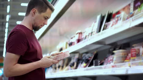 hombre comprando comida en un supermercado