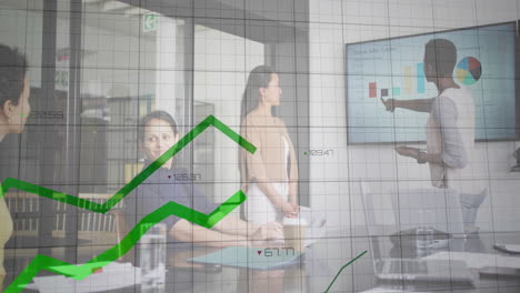 animación del procesamiento de datos y diagramas sobre diversos colegas discutiendo el trabajo
