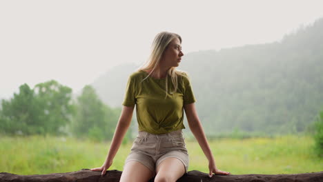 Mujer-Turista-Soñadora-Con-Ropa-Informal-Disfruta-Del-Clima-Lluvioso