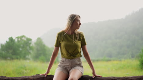 soñando mujer turista en ropa casual disfruta del clima lluvioso