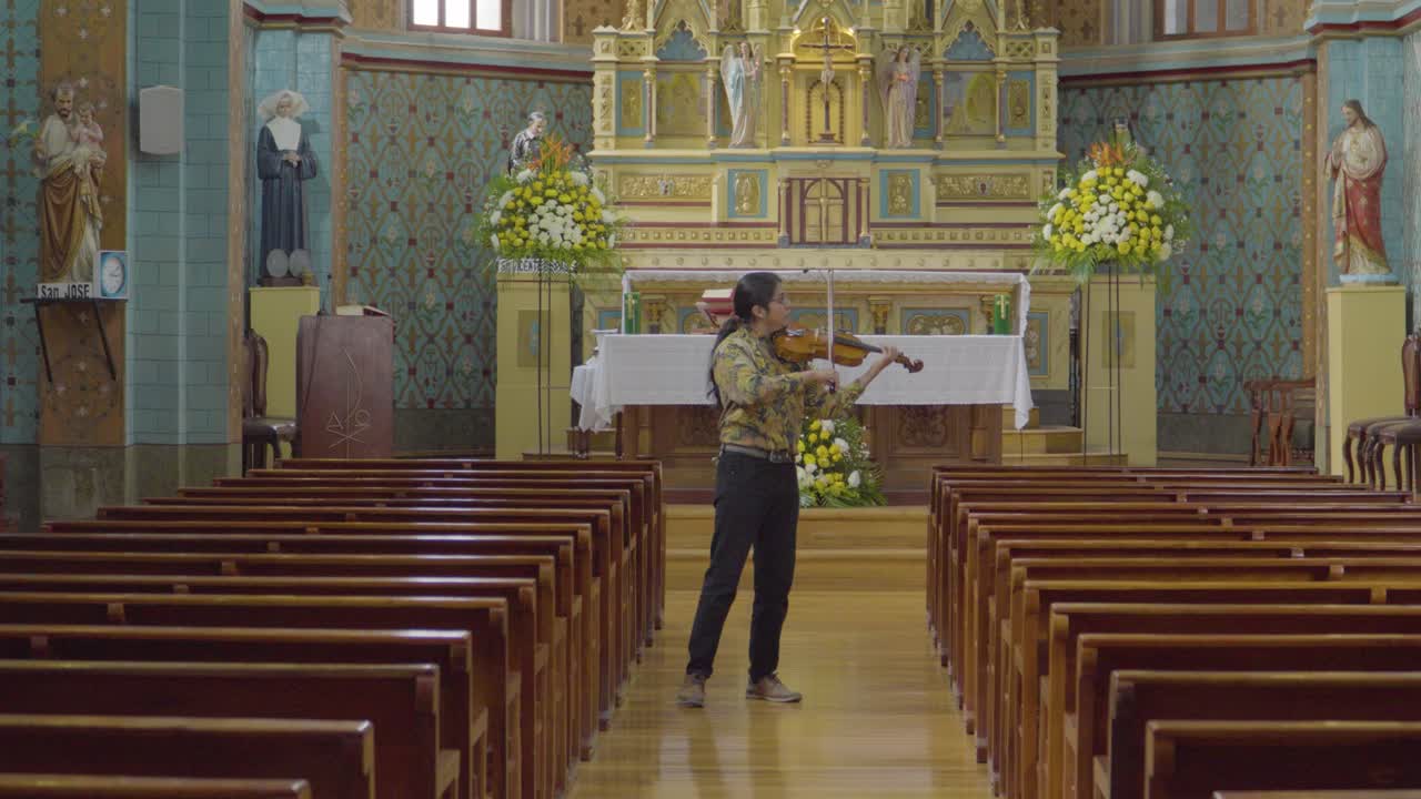 actuación de violín en la iglesia medalla milagrosa en ecuador