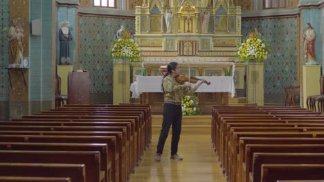 violin performance at medalla milagrosa church in ecuador