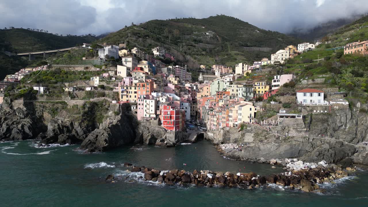 Riomaggiore, Cinque Terre, Italia, vista aerea che si allontana lentamente dalla città