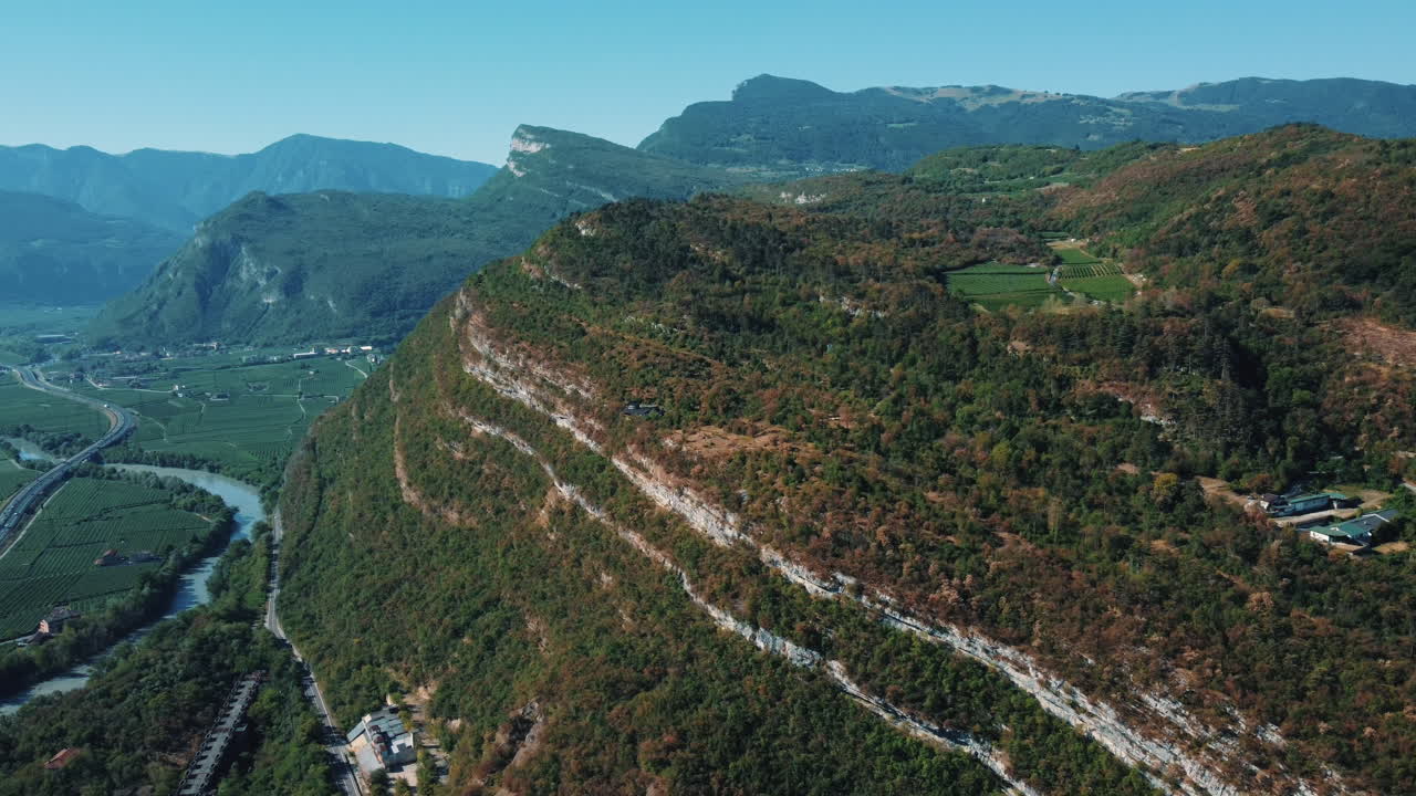 강과 포도이 있는 산악 계곡 풍경