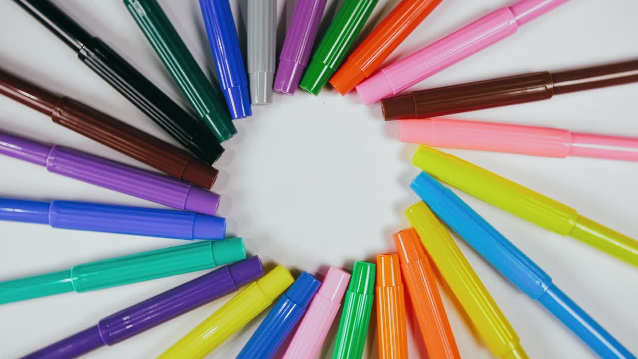 el bolígrafo se sintió en el tocadiscos. el marcador girar girar. girar, crear patrón, hacer el diseño de la forma del círculo. vista superior, colocación plana