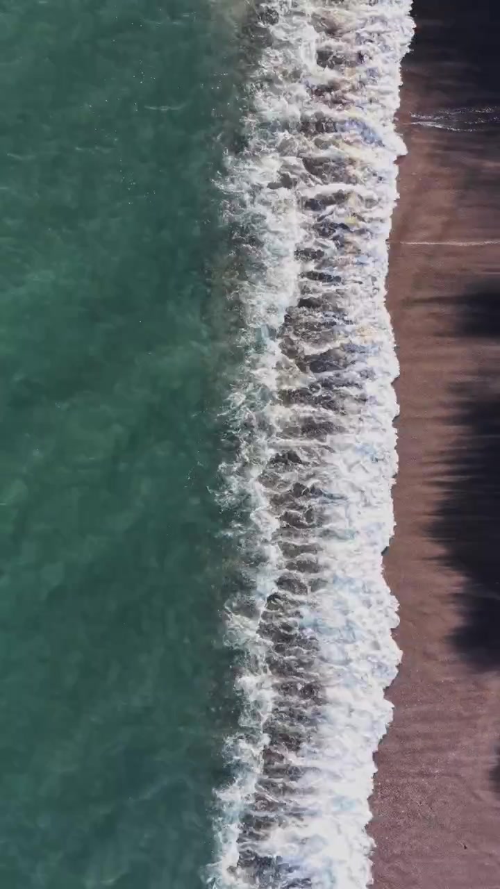Onde che toccano la riva sulla spiaggia in una giornata di sole
