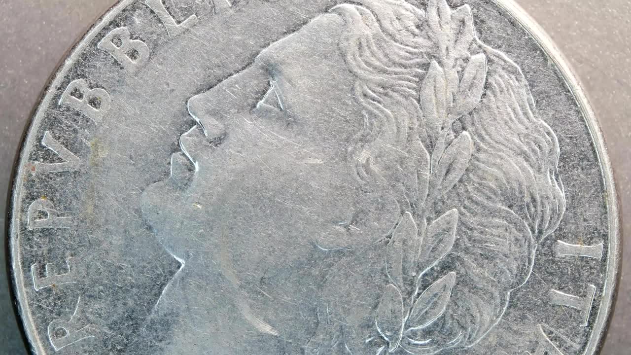 매우 오래된 동전의 근접 사진