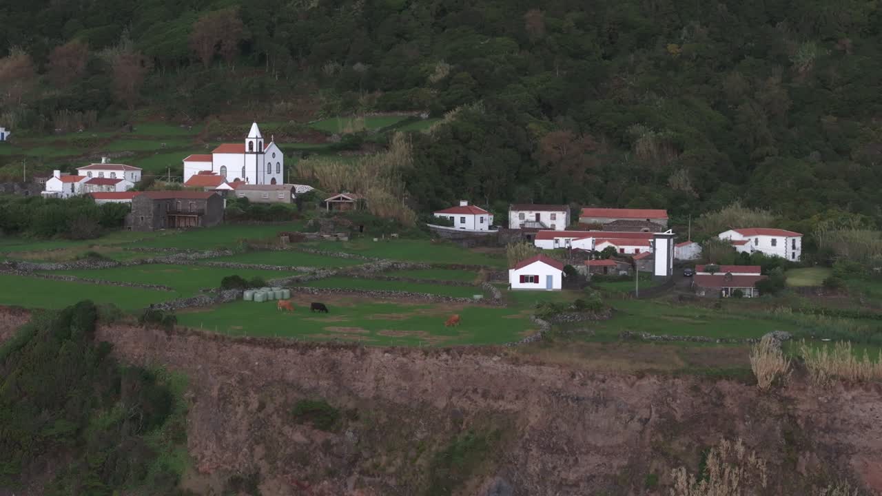 Cảnh quay lia ngang nhà thờ trắng tại thị trấn nhỏ trên đảo Flores, Azores