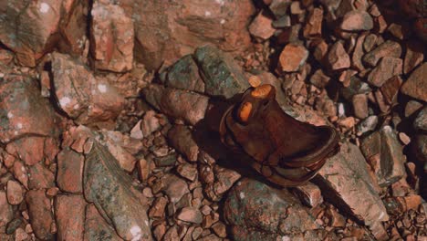 Silla-De-Montar-De-Cuero-Vieja-En-La-Piedra-Al-Aire-Libre