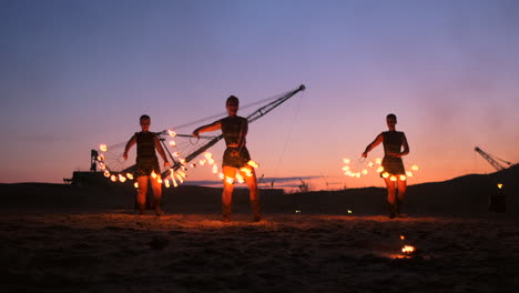 Feuershow.-Eine-Gruppe-Professioneller-Künstler-Führt-Verschiedene-Feuershows-Vor.-Jungen-Und-Mädchen-Führten-Nachts-Auf-Der-Straße-Im-Park-Tänze-Mit-Feuer-Auf.