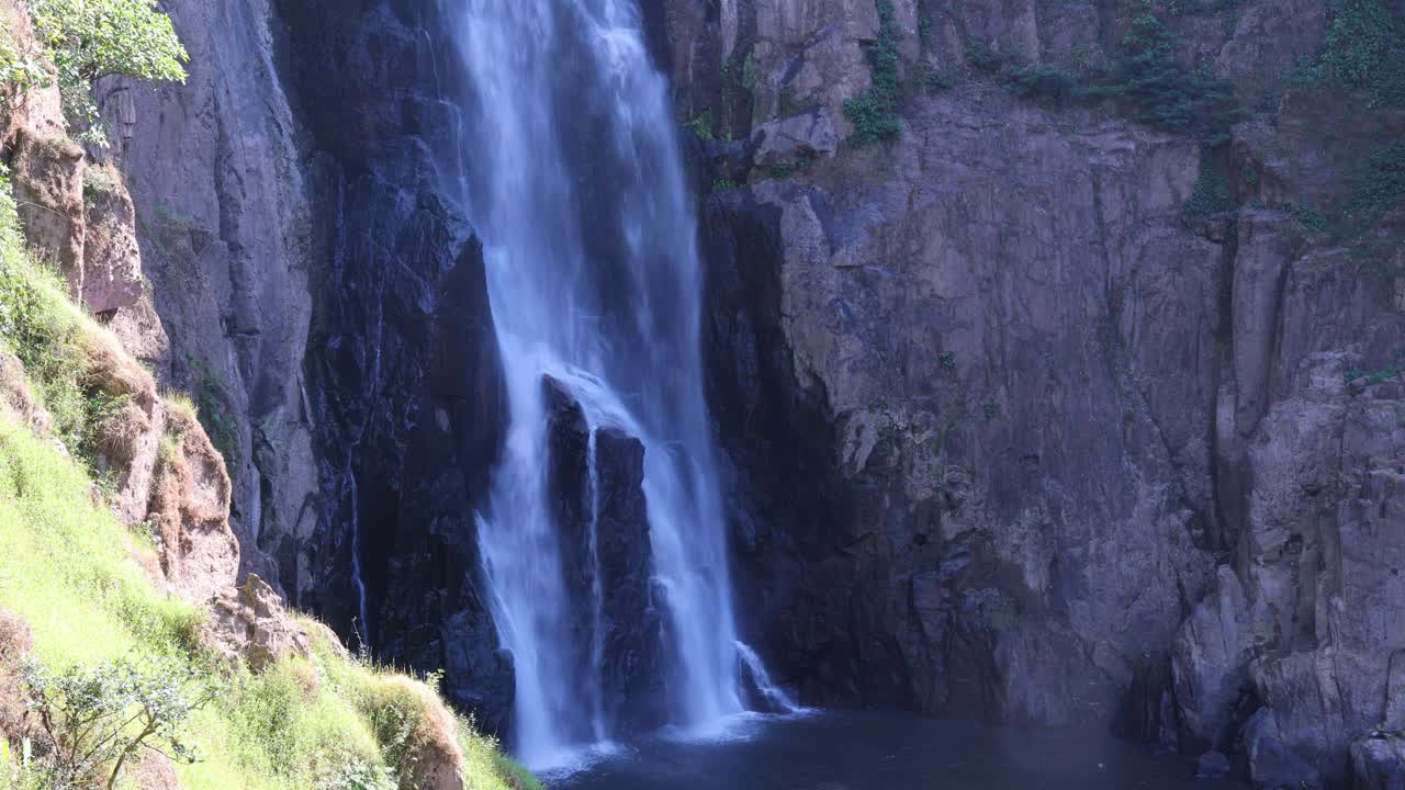 바위 절벽 아래로 떨어지는 물