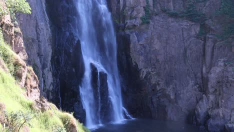 el agua cae en cascada por un acantilado rocoso.