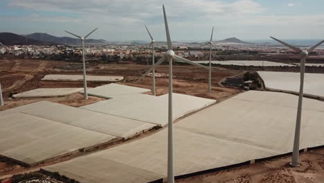 Fantástica-Vista-General-De-Drones-De-Turbinas-Eólicas-En-Un-Parque-Eólico-En-La-Isla-De-Gran-Canaria,-Islas-Canarias