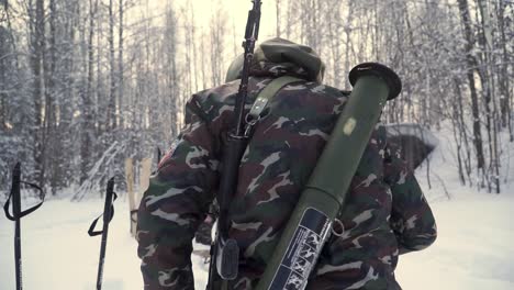 soldado en entrenamiento de guerra de invierno