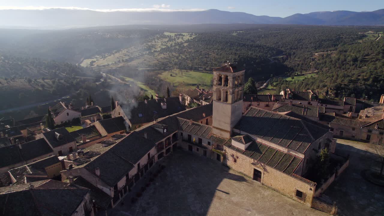 dolly aéreo en la plaza principal del pueblo rural medieval español de pedraza