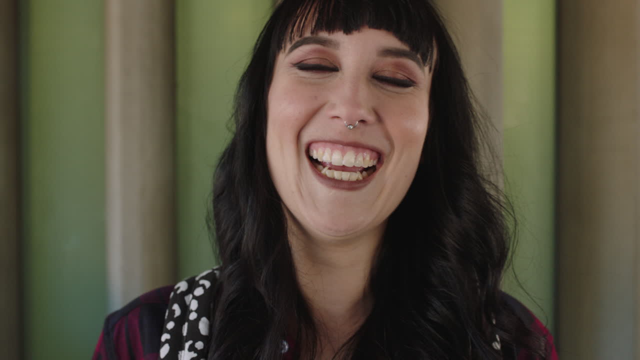 retrato de una mujer morena sonriente, feliz, moderna, valiente e independiente