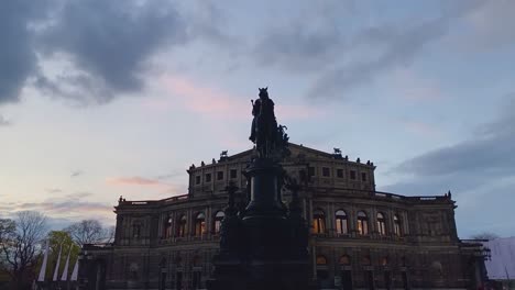 Zeitraffer-Um-Die-Statue-Von-König-Johann-In-Dresden-An-Einem-Bewölkten-Tag