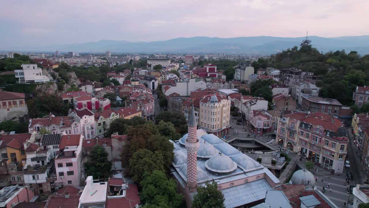 toma aérea de drones del casco antiguo de plovdiv, bulgaria [monumentos: teatro romano de filipópolis, mezquita de djumaya, torre del reloj también el casco antiguo de plovdiv es un sitio del patrimonio mundial de la unesco lleno de ruinas antiguas