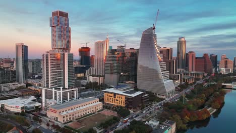 Untiefer-Strand-Am-Town-Lake-Metropolitan-Park-Und-Bürohochhaus-Block-185-In-Der-Innenstadt-Von-Austin,-Texas