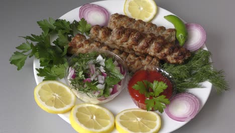 lula-kebab con hierbas frescas y salsa