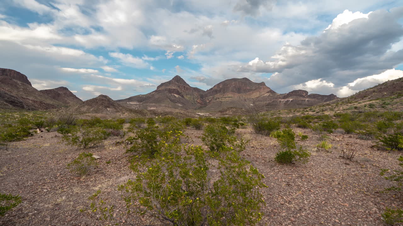 timelapse, nubes que se mueven sobre el desierto de utah ee.uu., paisaje desértico y formaciones rocosas de piedra arenisca