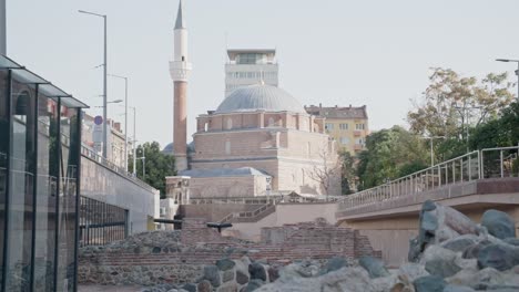 mezquita con minarete en sofía, bulgaria y sitio histórico con restos romanos
