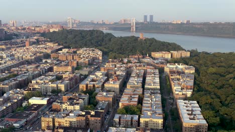 Luftschwenk-über-Das-Inwood-Viertel-Von-New-York-City,-Die-Kreuzgänge-Und-Die-George-Washington-Brücke-In-Der-Ferne