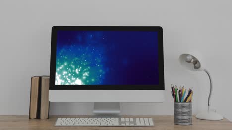 animación de portátil con rastros de luz en la pantalla en el escritorio.