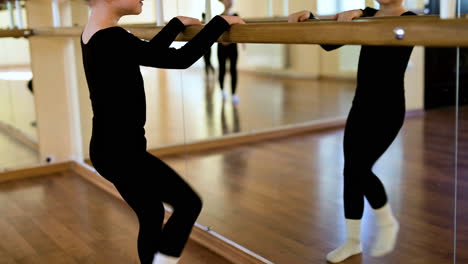 ragazzino in classe di danza classica