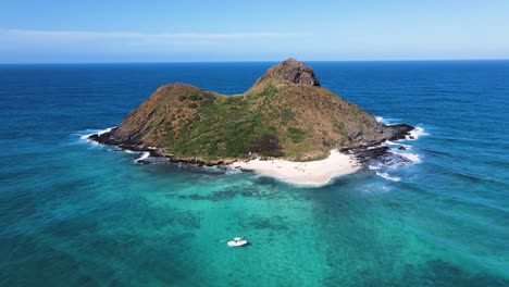 Little-white-beach-on-Na-Mokulua-island,-Hawaii